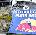 Anti-Poetin protesten bij hoofdkantoor Red Bull