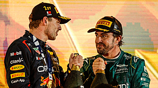 Verstappen ziet Alonso (nog) niet als concurrent: 'Wereldtitel is nog ver'