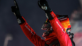 OVERBOORD. Verstappen glibbert in Singapore, Sainz geniet