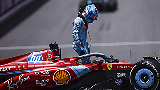 DRS. Popartiest bezoekt Verstappens pitbox, Leclerc in mineur