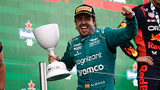Alonso prijst Verstappen de hemel in: 'Letterlijk hetzelfde met Max'
