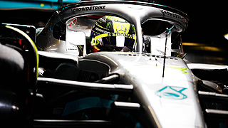 Eindelijk winst voor Hamilton: 'Trots op het team'