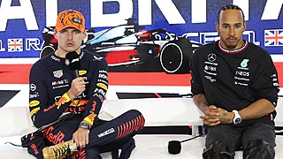 Britse ex-kampioen kiest kant: 'Hamilton vs Verstappen? Hij doet dat beter'