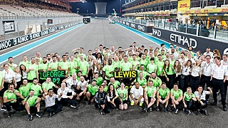 Hamilton luidt noodklok: ‘Op teamfoto maar 3 mensen met kleur’