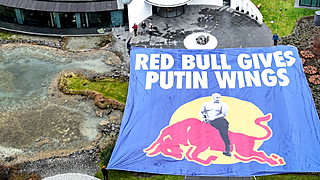 Anti-Poetin protesten bij hoofdkantoor Red Bull