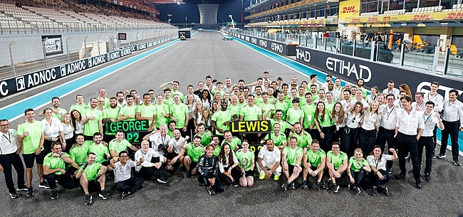 Hamilton luidt noodklok: ‘Op teamfoto maar 3 mensen met kleur’