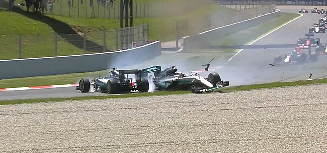 Rosberg onthult bizar bedrag na clash met Hamilton: 'Deed echt pijn'