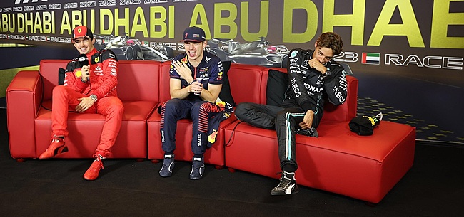 Russell is Verstappen voor en geeft met handgebaar hilarisch antwoord